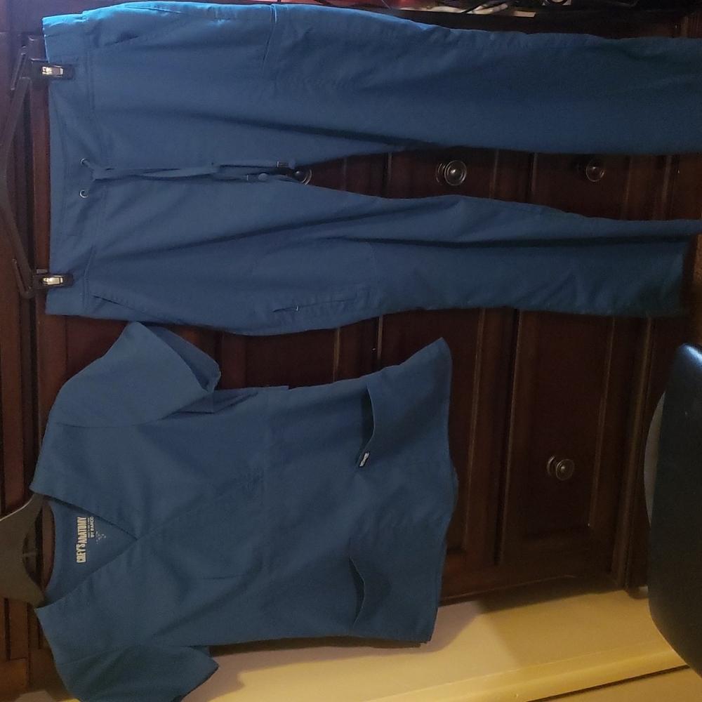 Grey's Anatomy by Barco set of scrubs, shirt and pants are size small, teal